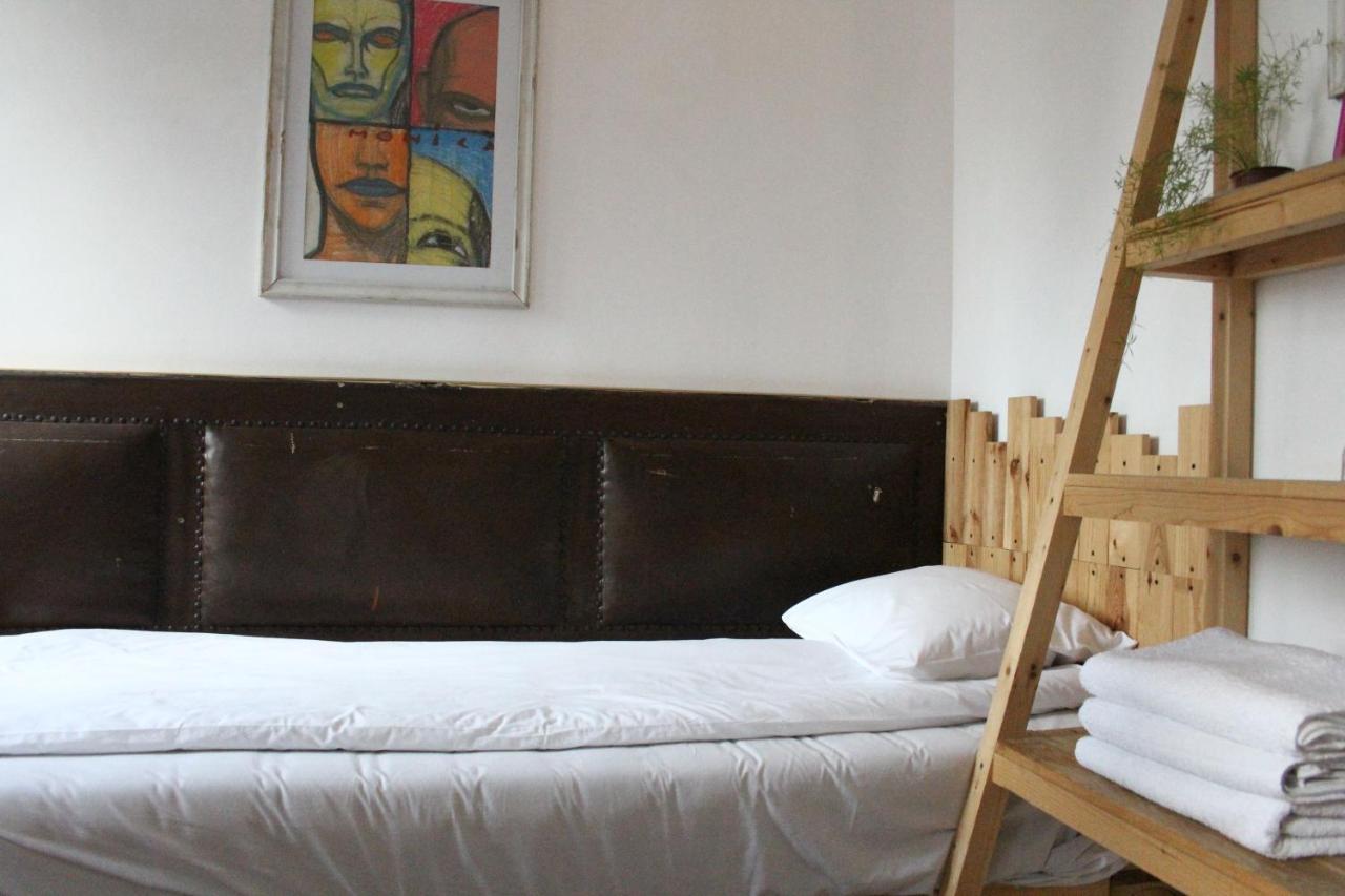 Victoria Poshtel Bucharest Hostel Exterior foto